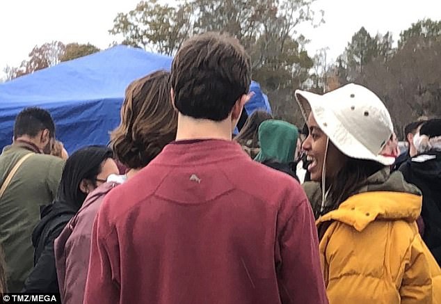 Ái nữ nhà Obama lộ cảnh hút thuốc, âu yếm bạn trai